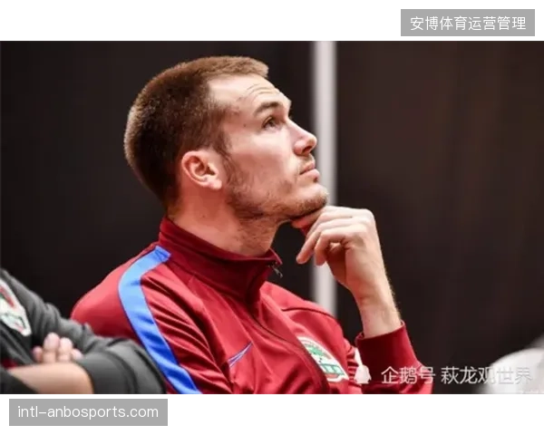 金玟哉优异的向前传球能力是三中卫体系的发起点，能直接策动快速反击威胁对手防线